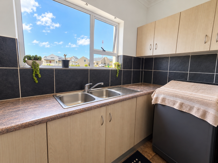 To Let 4 Bedroom Property for Rent in Hoogland Western Cape